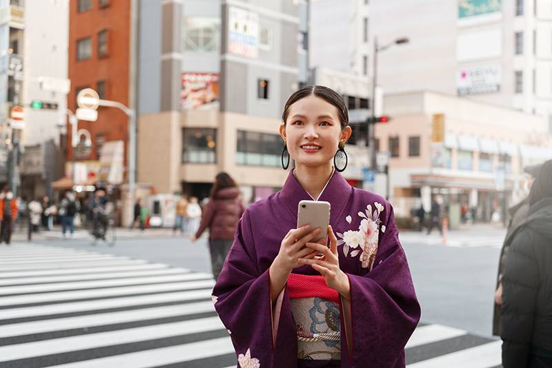 japanese woman celebrating coming age day posing city (1)