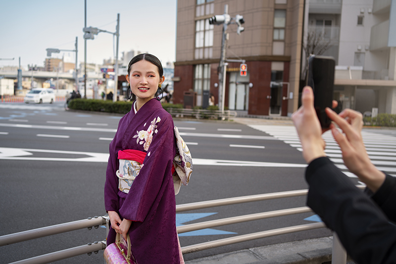 japanese woman celebrating coming age day posing city